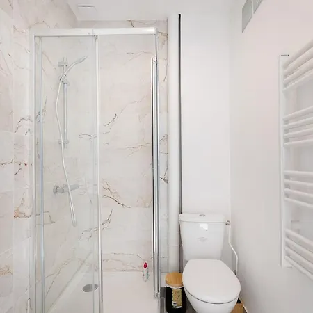 4p Paris Elegant In Montparnasse Percy *